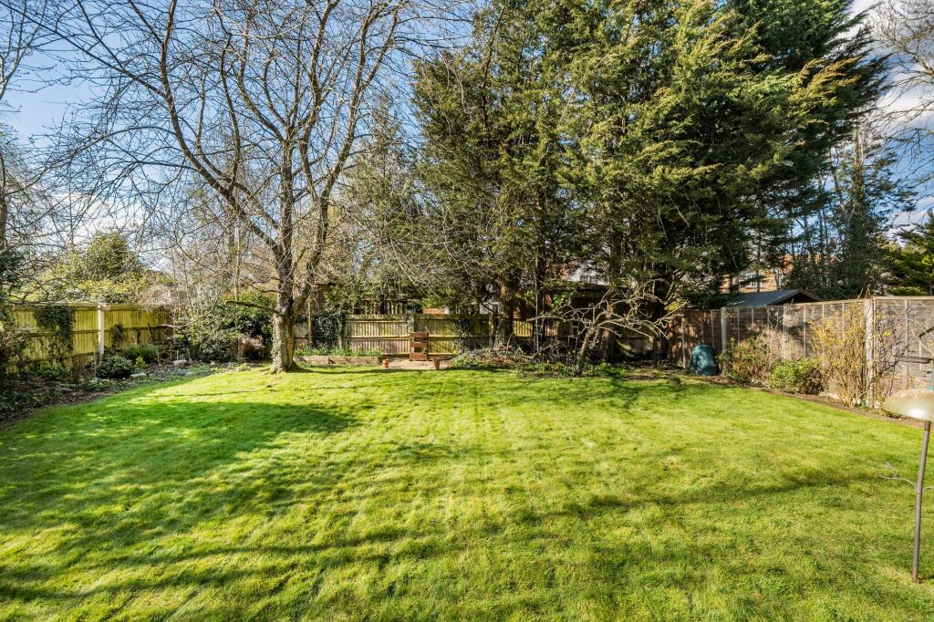 Warwick Gardens, Ashtead, KT21 photo 2