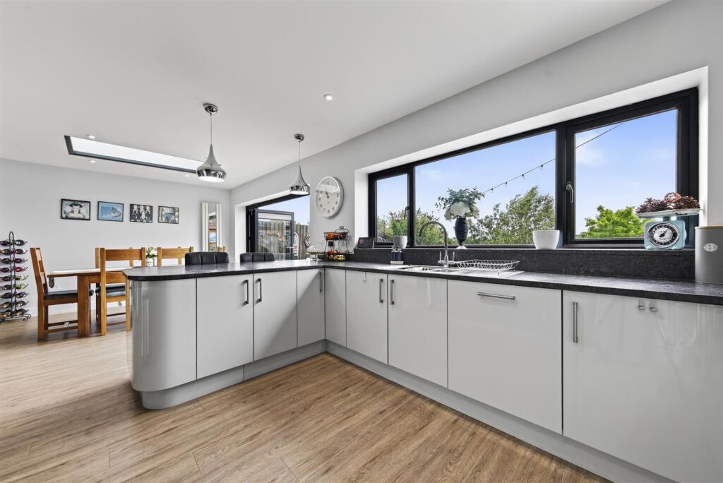 House in Northampton, Wellingborough - More