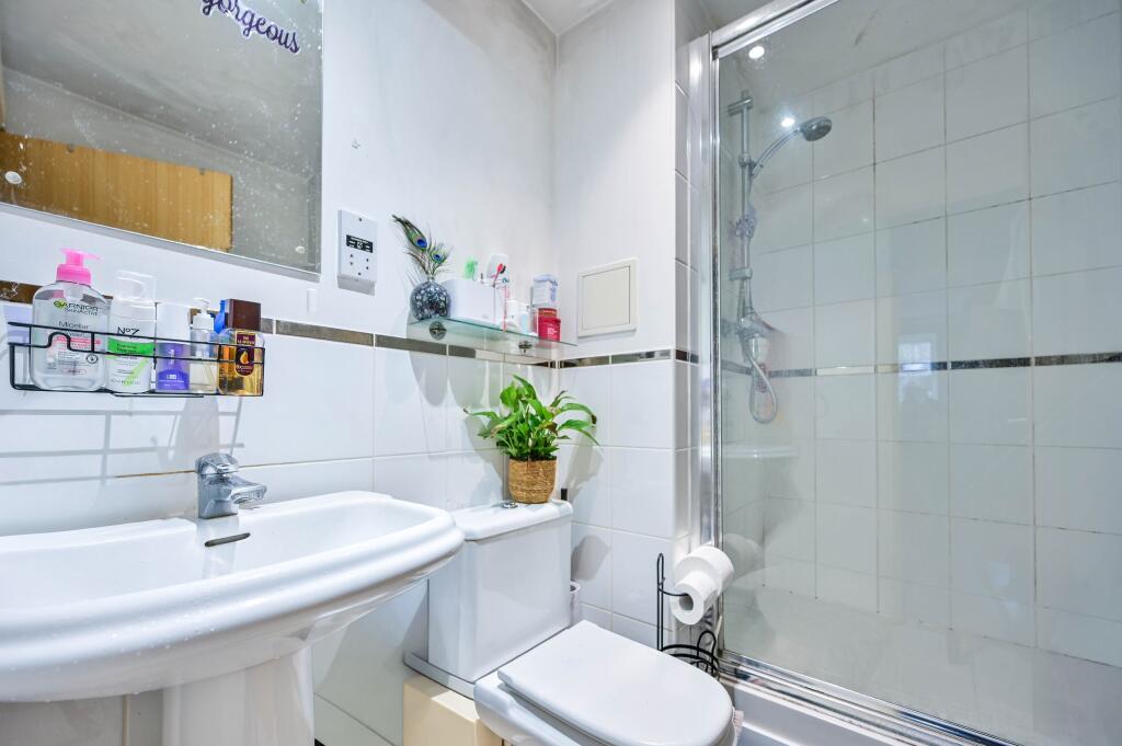 Apartment in Woking, Westfield - View 5