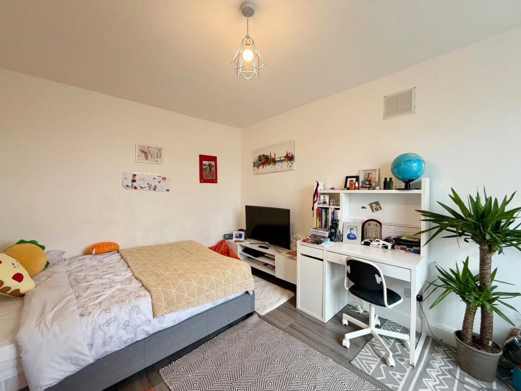 House in Dartford - More