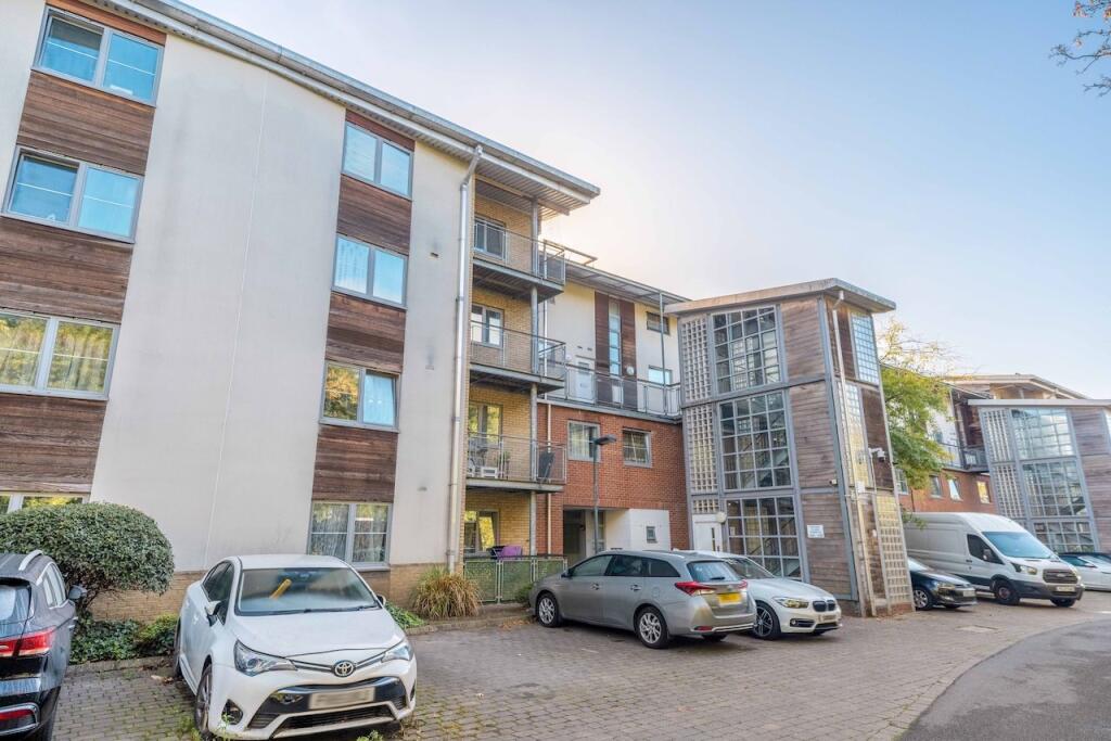 2-bed flat on Windmill Road, Slough, SL1, £220,000