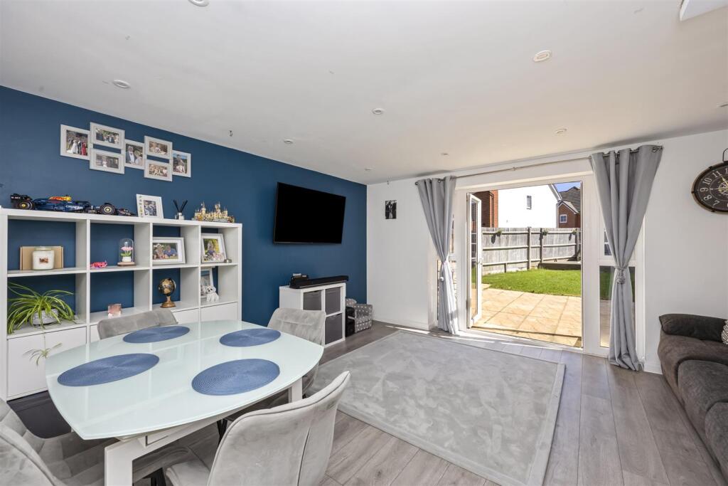Borrer Drive, Henfield, West Sussex photo 2