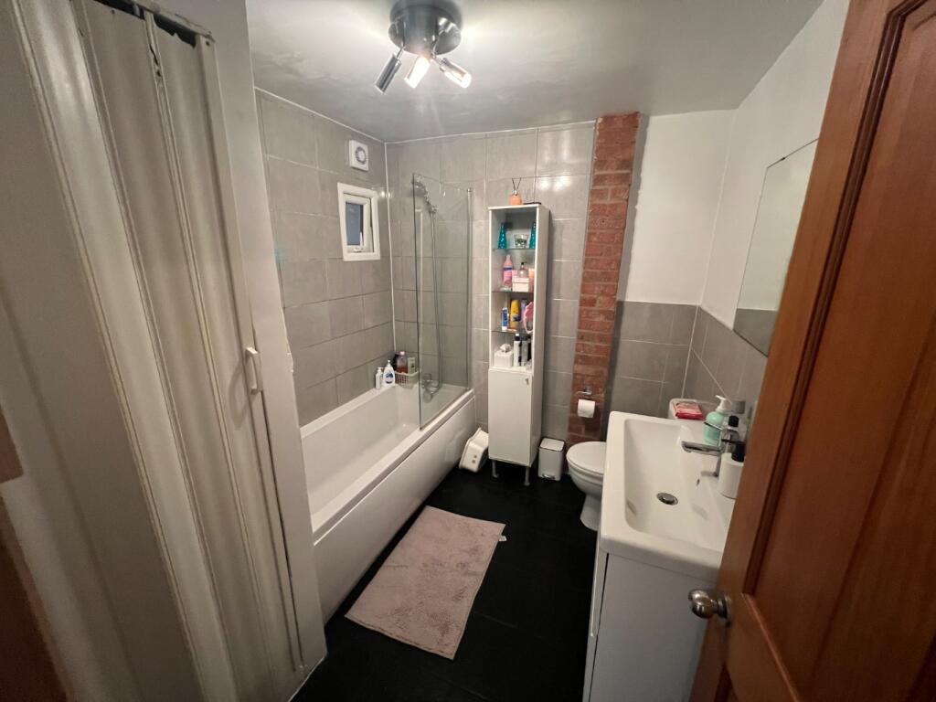 House in Luton, Limbury - More