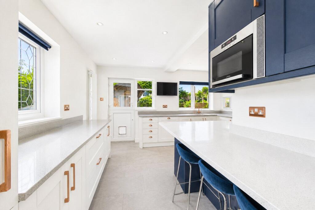 House in Reading, The Triangle, Tilehurst - View 5