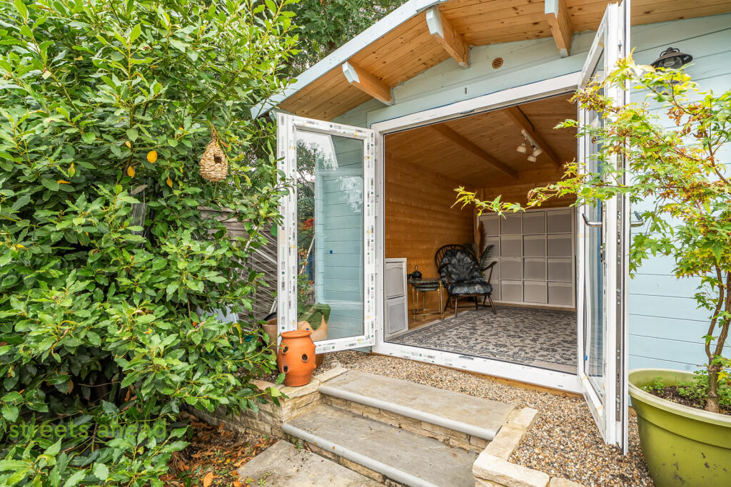 House in London, Waddon - View 2