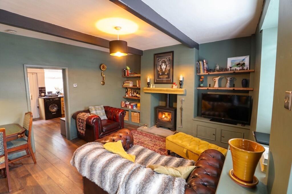 House in High Peak, Whitfield - More