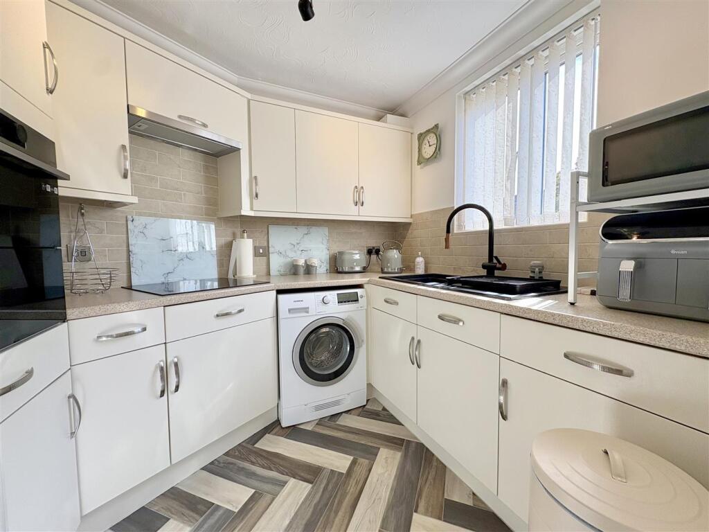 Apartment in Sutton, Carshalton Beeches - View 2