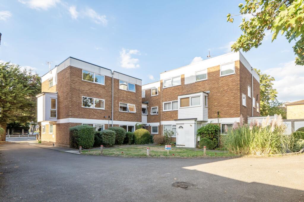 Main image of property: 118 East Street, Epsom, KT17