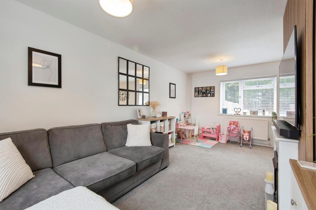 Tedder Avenue, Henlow photo 4