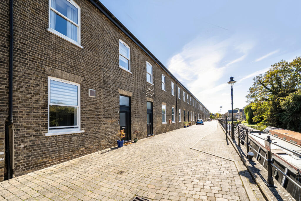 2-bed flat on Royal Quay, Harefield, Uxbridge, £375,000