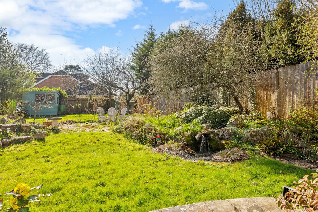 Highlands Avenue, Leatherhead, Surrey, KT22 photo 2