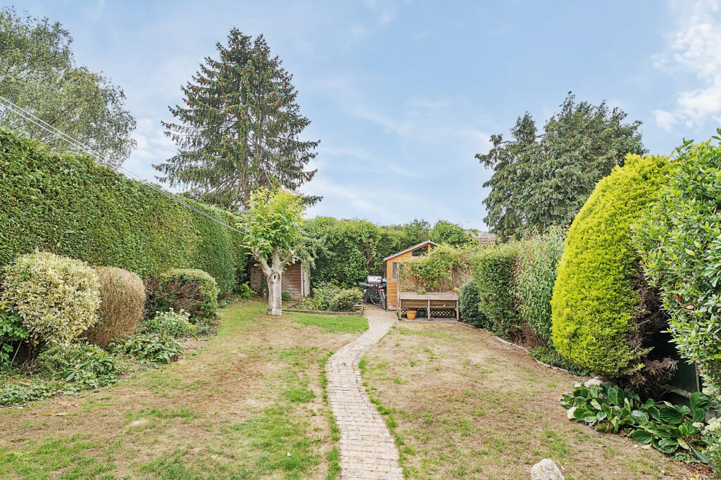 Queens Way, Marlborough, SN8 photo 3