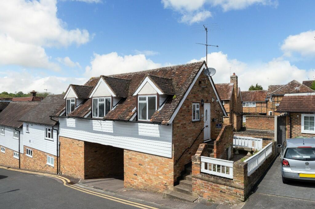 Main image of property: Sun Square, Old Town, Hemel Hempstead, Hertfordshire, HP1 3AW