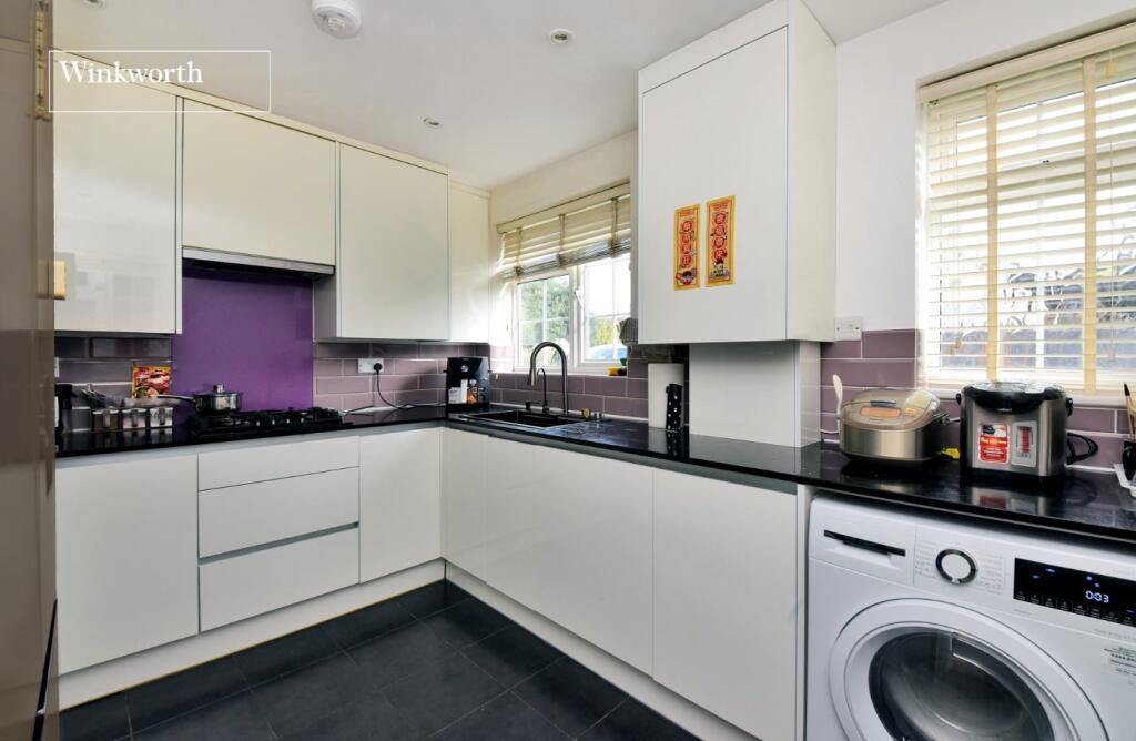 House in Sutton - View 3