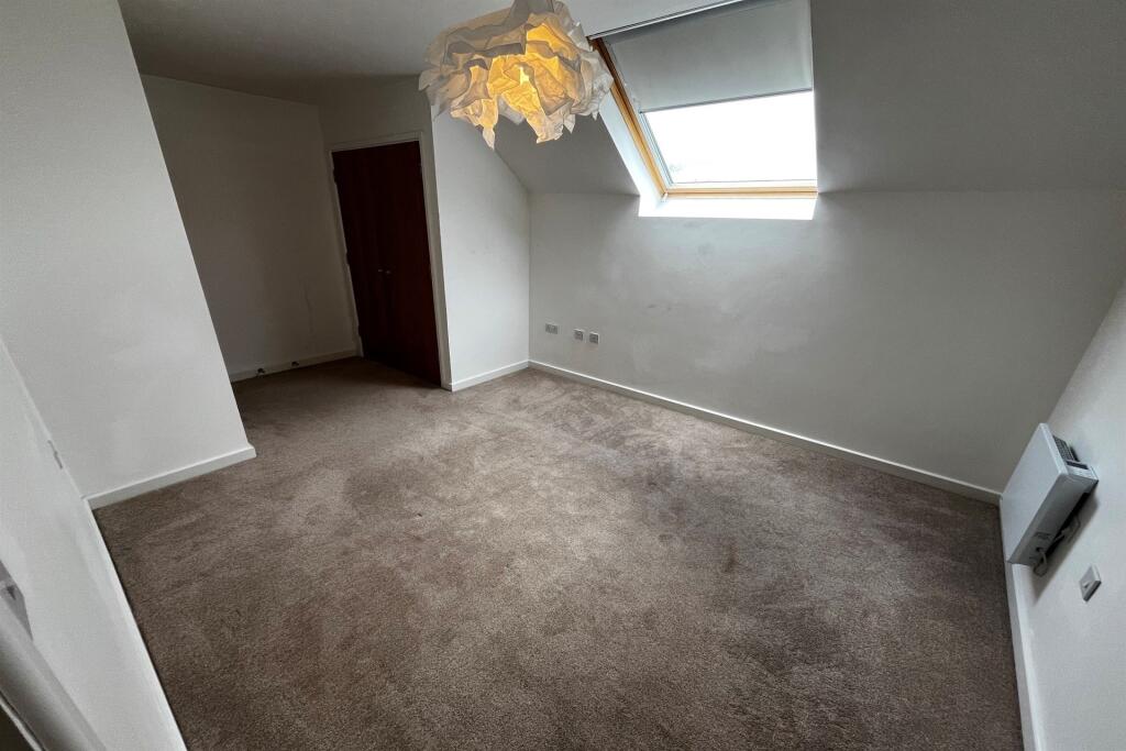 Apartment in Eastleigh, Peverells Wood, Chandler's Ford - View 4