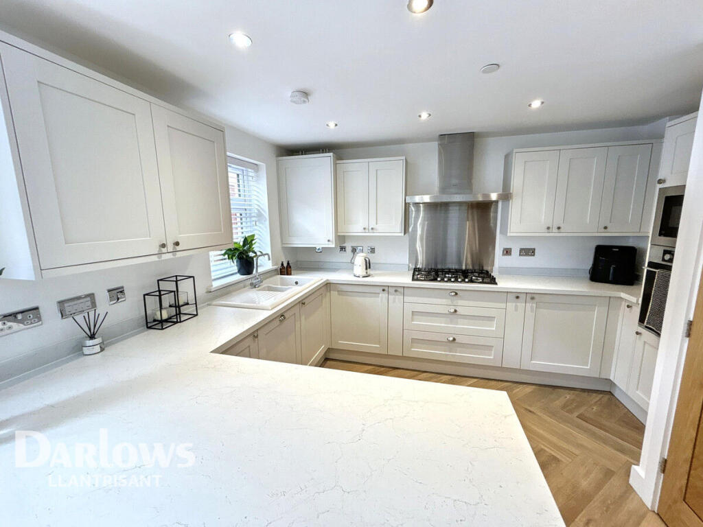 Main image of property: Comin y Coed, Tonyrefail
