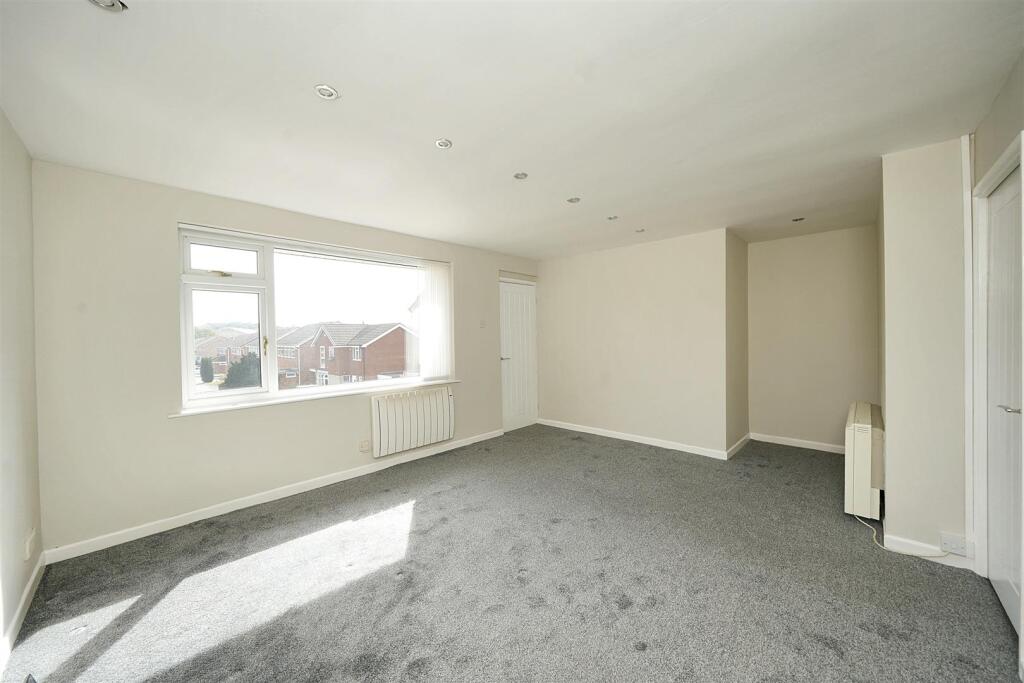 33 Grant Close, Charterfields, Kingswinford photo 2