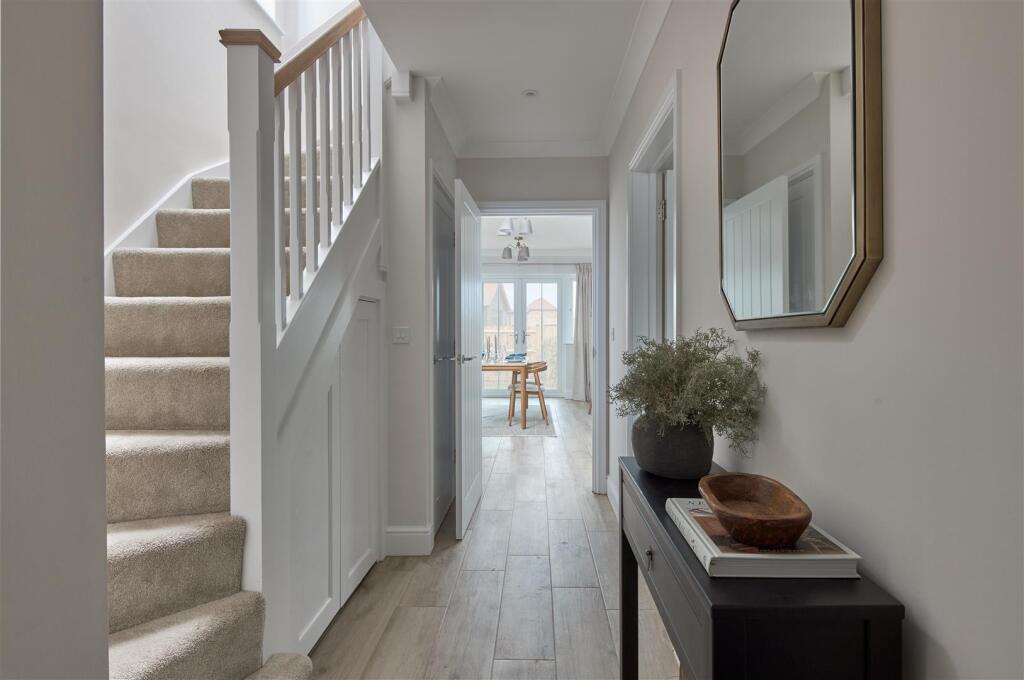 32 Canon Road, Arundel photo 2