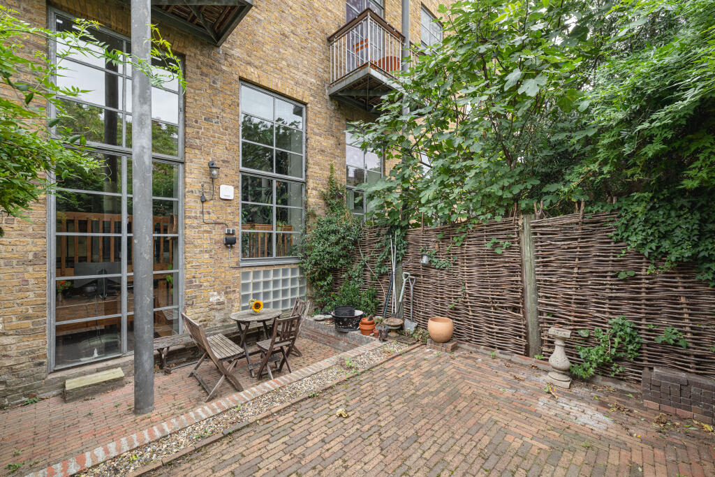 Apartment in London - More