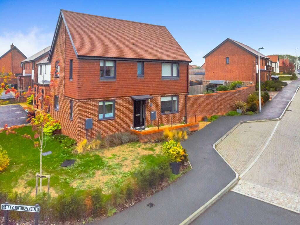 3-bed detached on Shelduck Avenue, Uckfield, TN22, £460,000