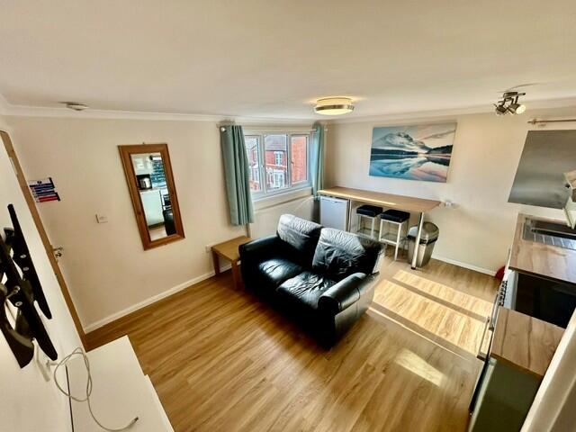 Apartment in Swindon, Eastcott, South Swindon - More