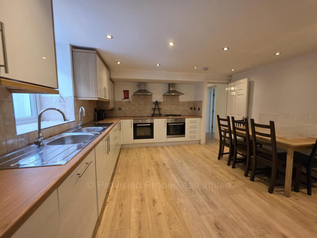 8 bedroom terraced house for rent