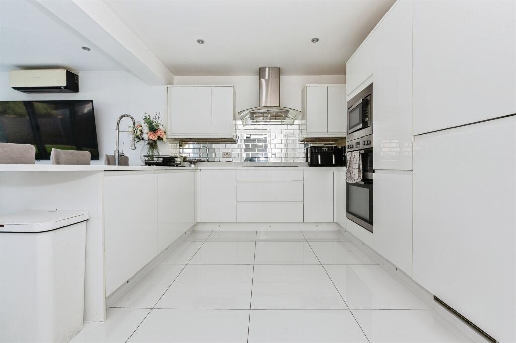 House in Grays, Little Thurrock - More