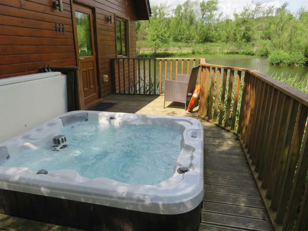 Anglesey Lakeside Lodges, Llandegfan photo 3