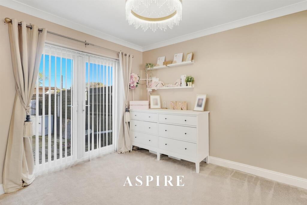 8 Hawkesbury Close photo 4