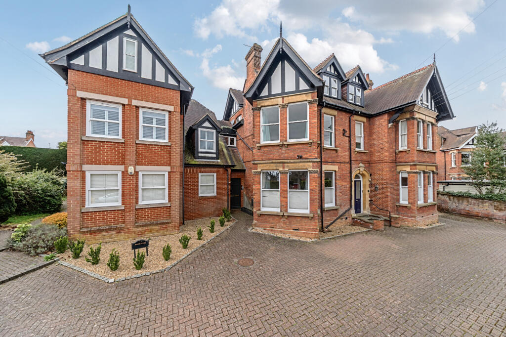 Main image of property: 19 Salisbury Avenue, Harpenden, AL5