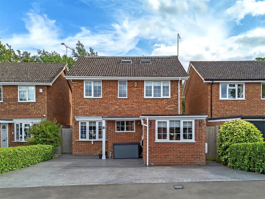 CHAIN FREE: Meadow Walk, Standon, Herts photo 2