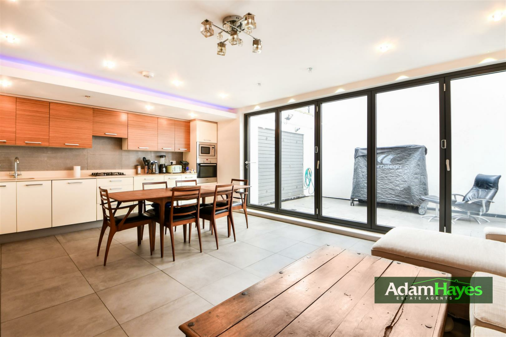 Brompton Mews, North Finchley N12 photo 2