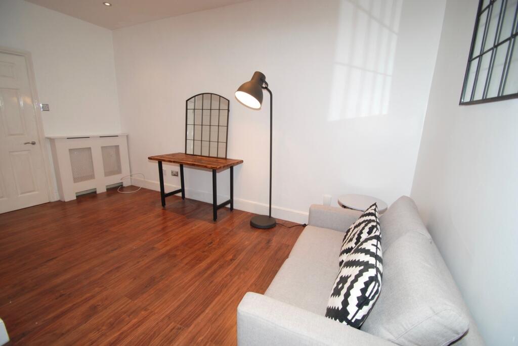 Apartment in Southall - View 3