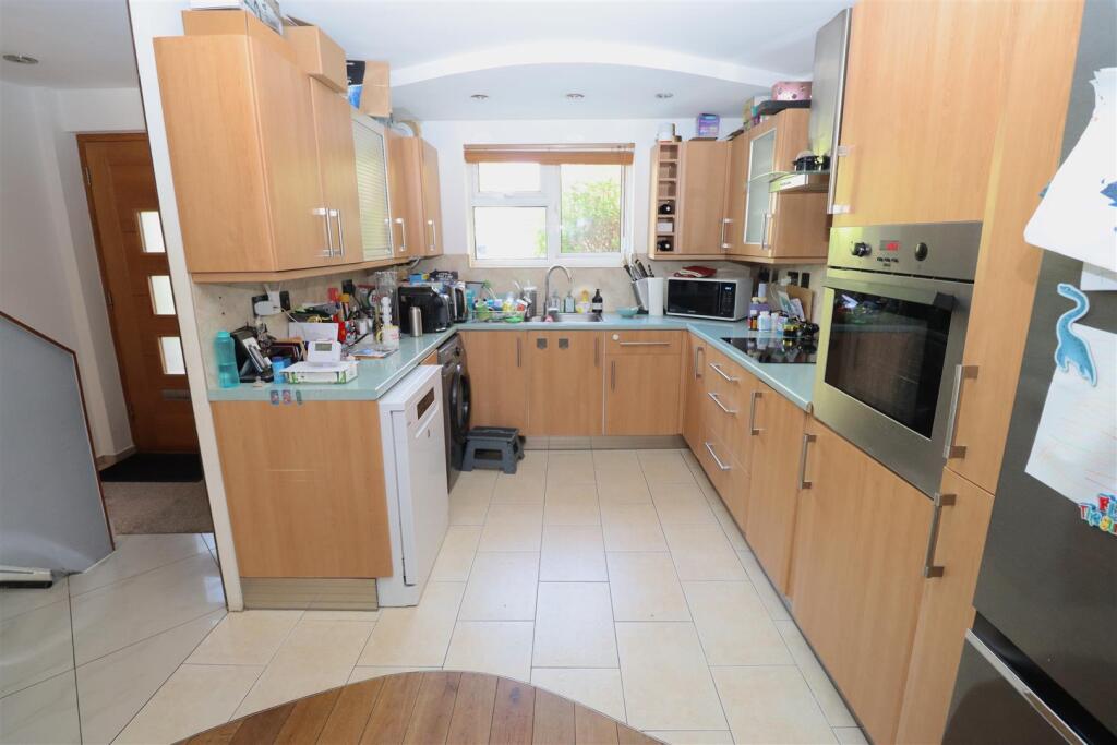 House in London, Pilgrim Estate, Hanwell - View 4