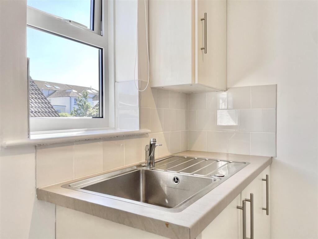 Grosvenor Road, Ryan Court, DT4 - View 4