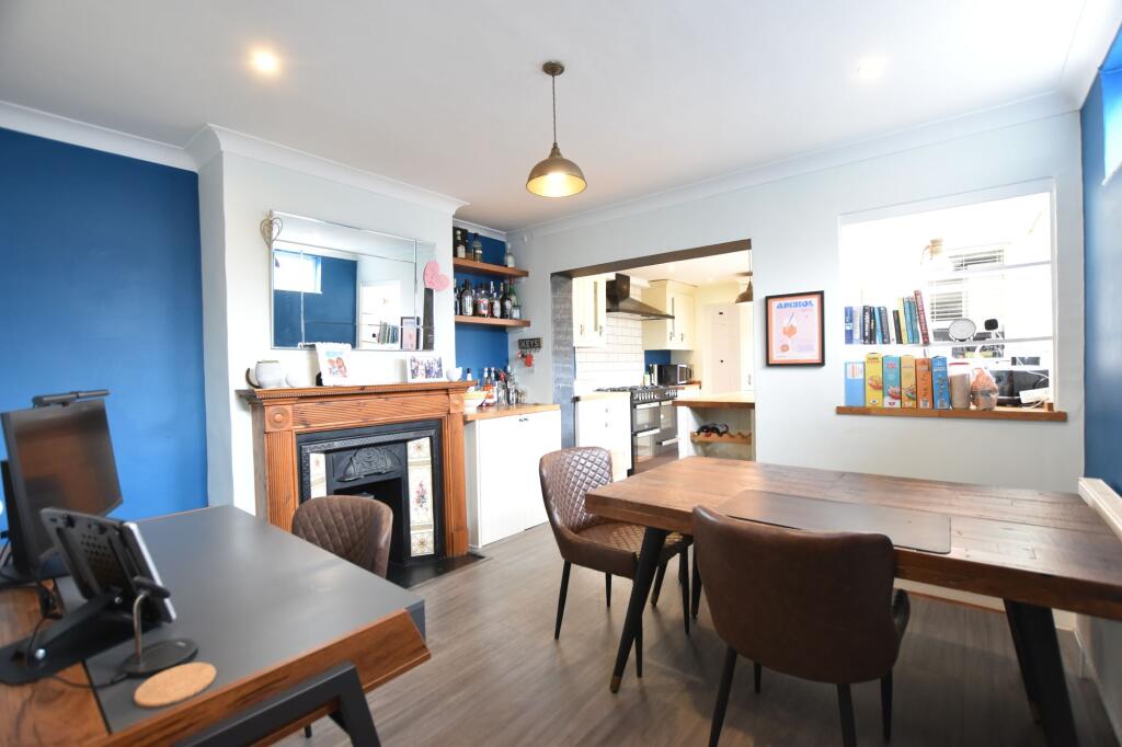 Crampshaw Lane, Ashtead, KT21 photo 3