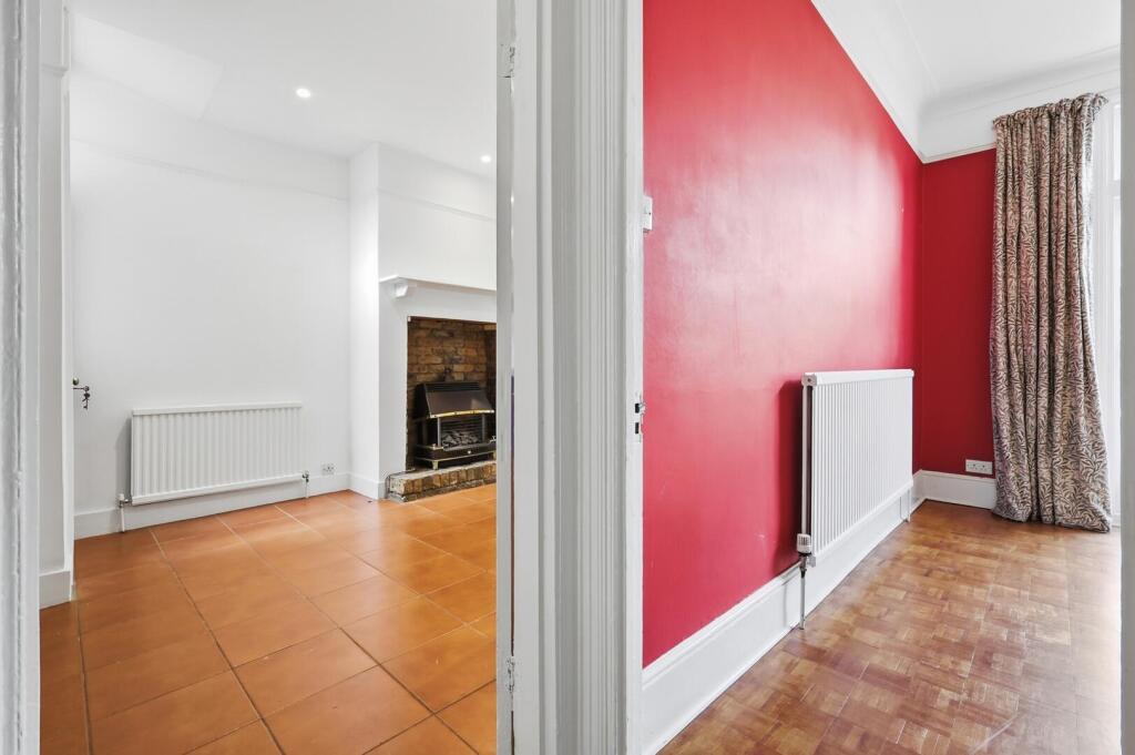 House in London, Aldersbrook, Redbridge - More