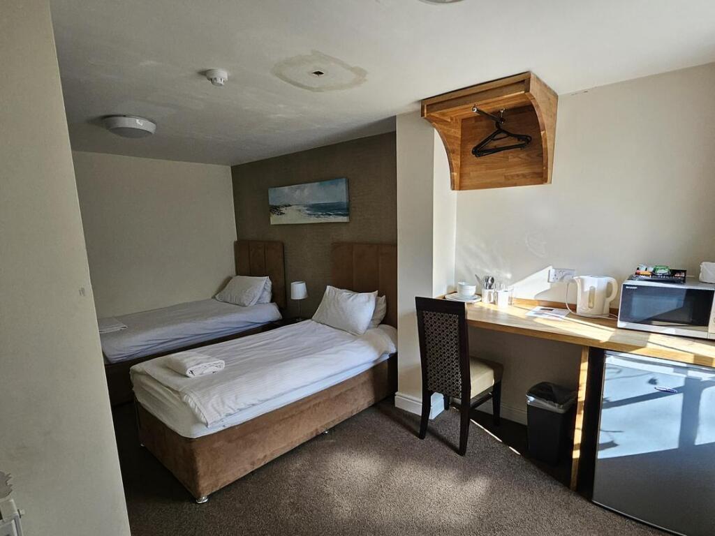 RoomsBooked Gloucester Place, 2 Gloucester Place, Cheltenham, GL52 2RJ photo 4