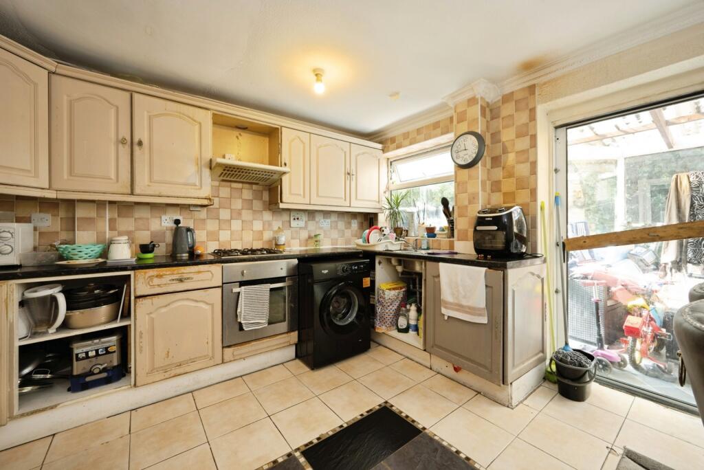 House in Luton - View 3