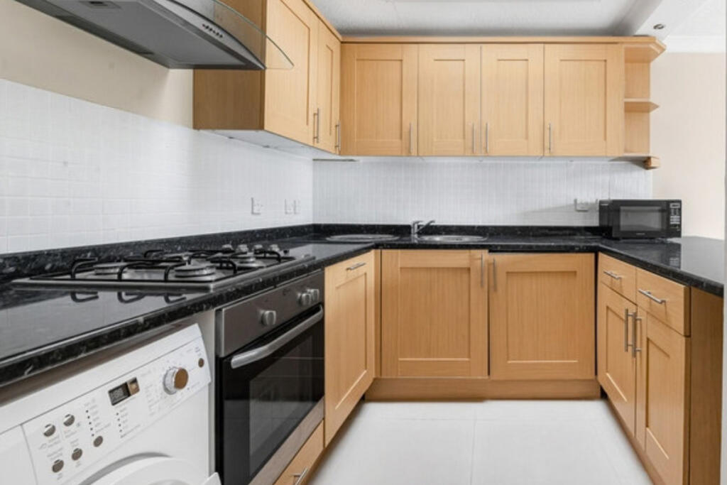 Apartment in Bromley, Bromley Park, Plaistow - More