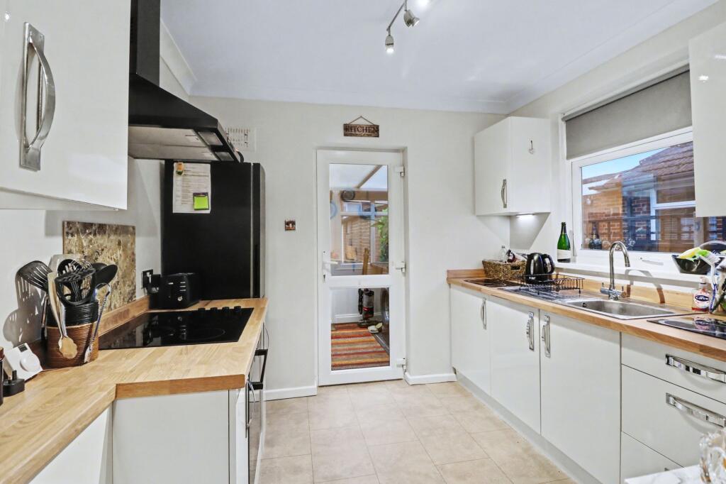 Long Close Road, Hedge End, SO30 photo 2
