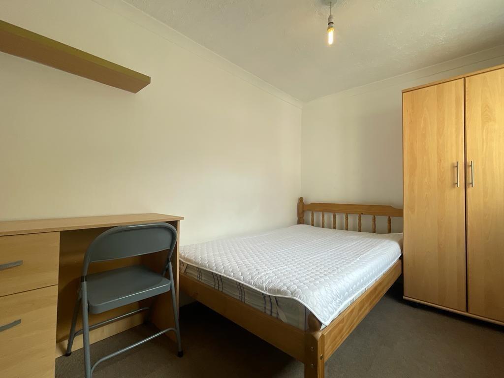 5 bedroom semi-detached house for rent