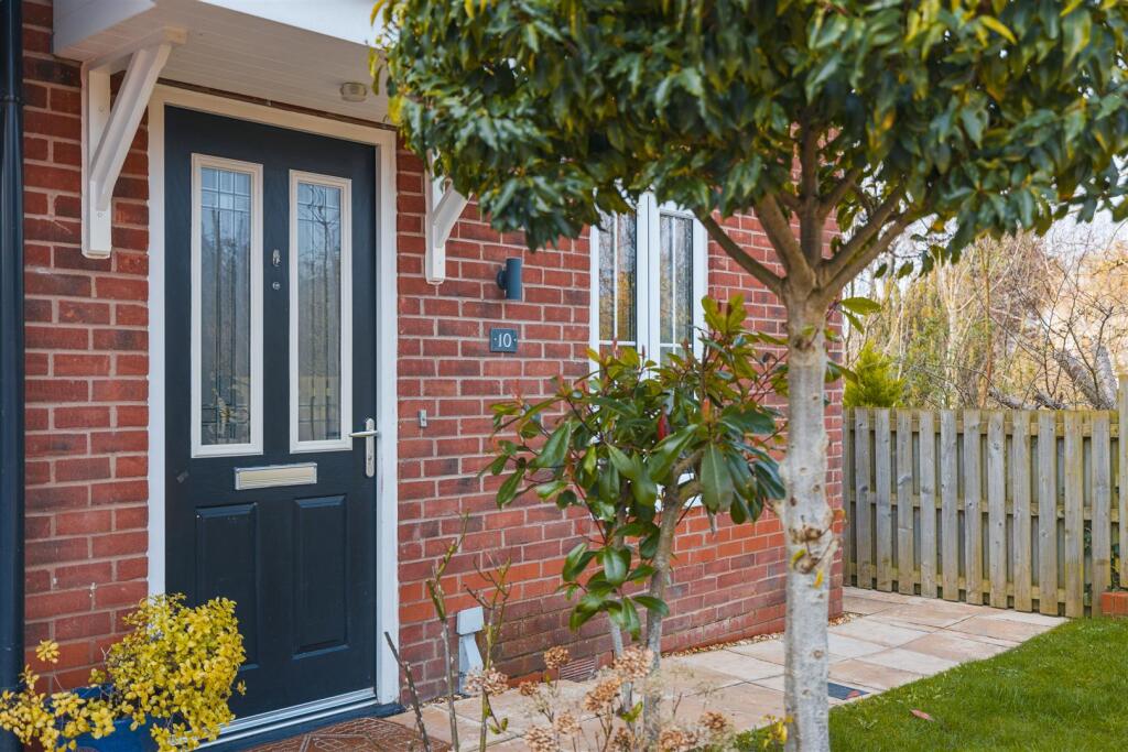 Dunlin Close, Parkgate, Neston, Cheshire photo 2