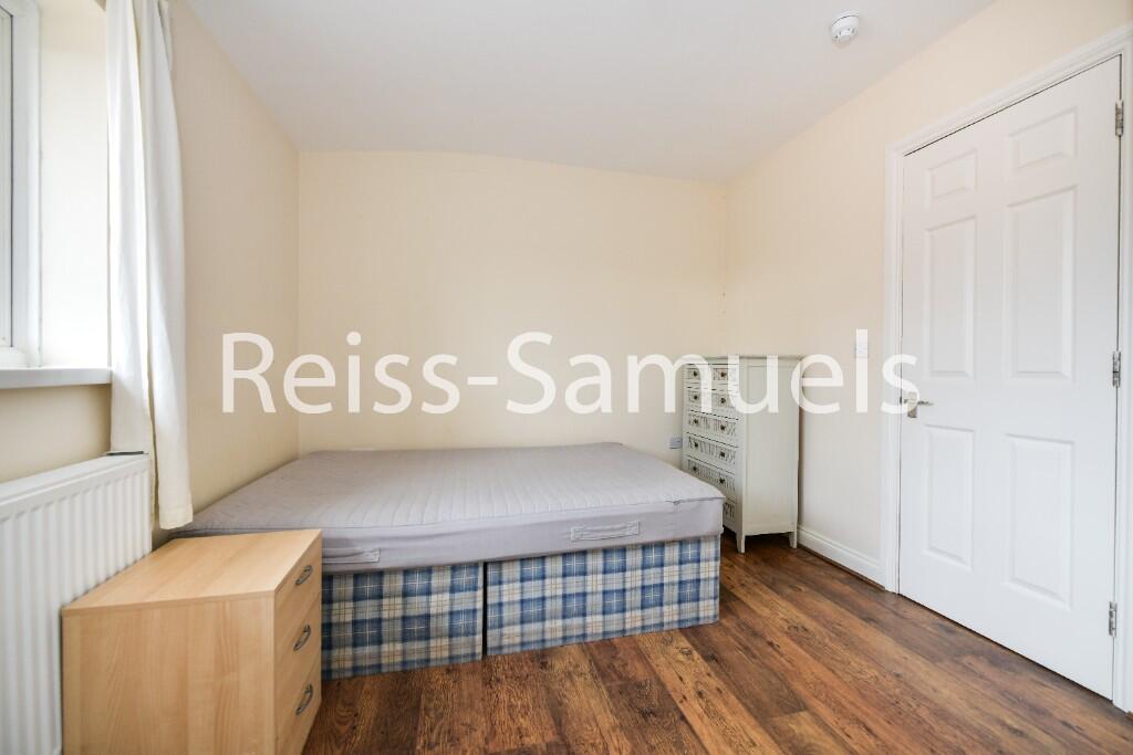 6 bedroom semi-detached house for rent
