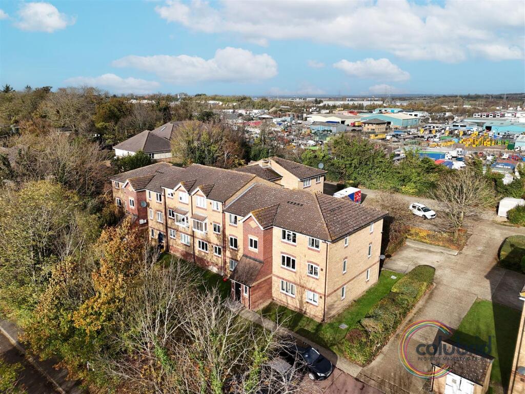 1-bed flat on Shorwell Court, Oakhill Road, Purfleet-On-Thames, £120,000