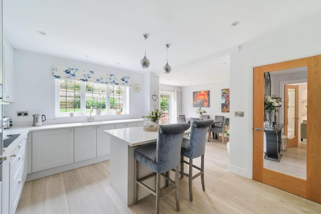 Walkfield Drive, Epsom photo 4
