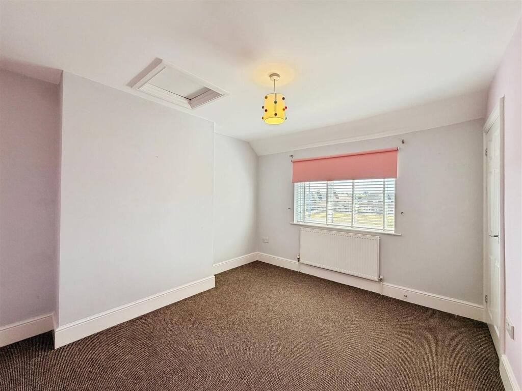 Fourth Avenue, Edwinstowe, Mansfield - More