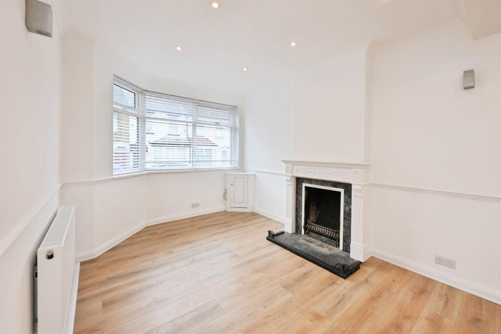 House in Epping Forest, Roundhills, Waltham Abbey - View 3