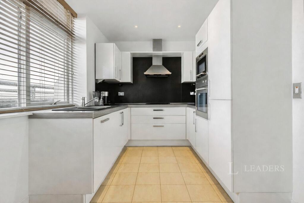 Apartment in Cambridge, Petersfield - View 3