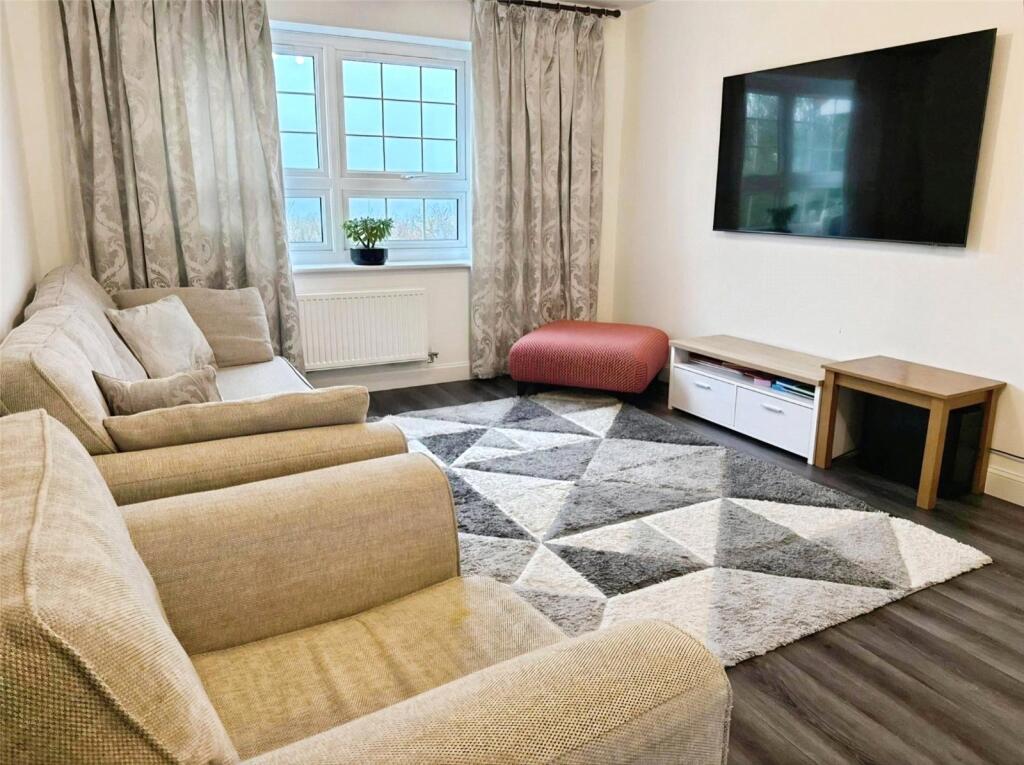 2-bed flat on Fife Way, Aylesham, Canterbury, Kent, CT3, £190,000